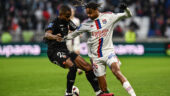 Gédéon Kalulu face à Bradley Barcola lors d'OL - Lorient