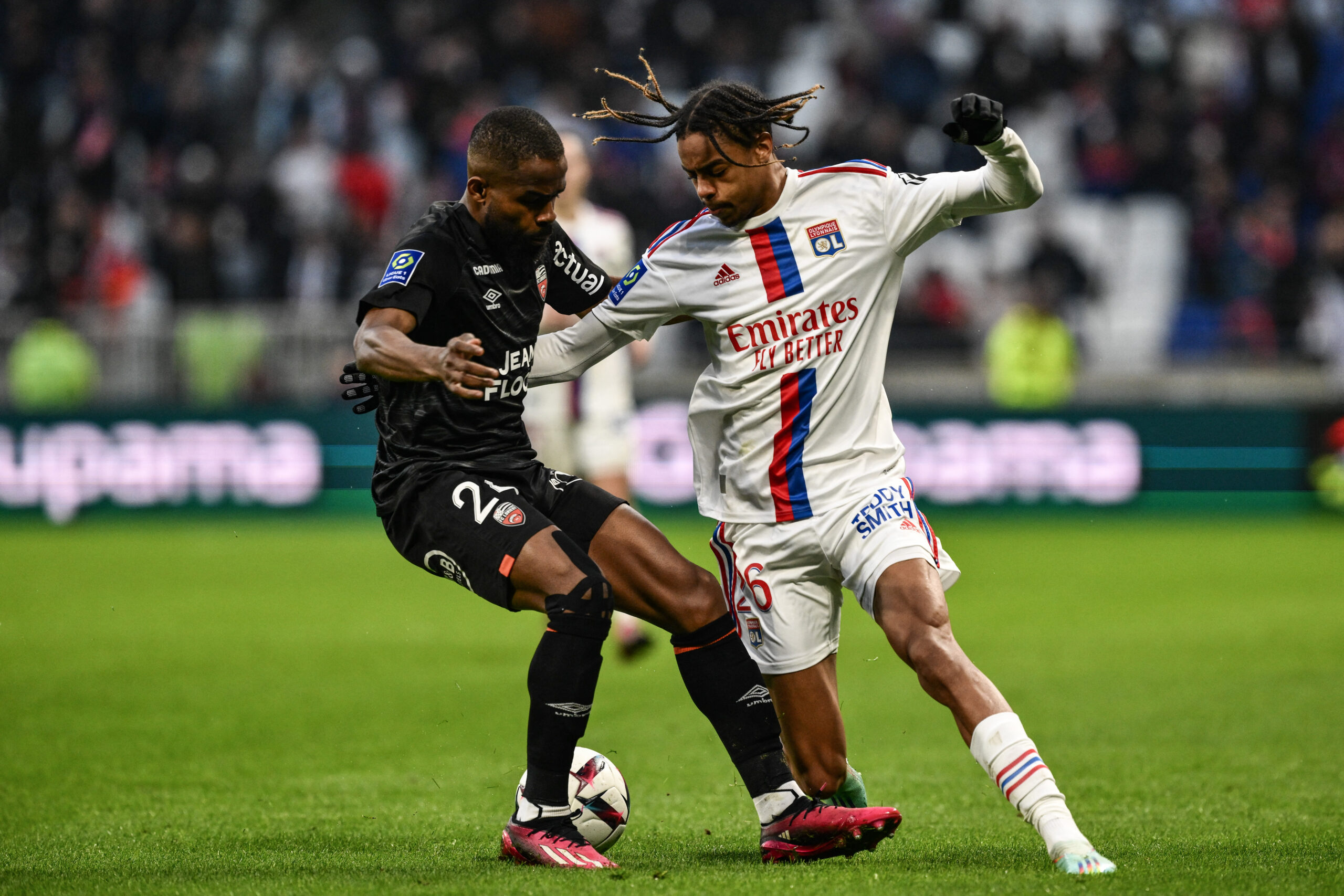 Gédéon Kalulu face à Bradley Barcola lors d'OL - Lorient