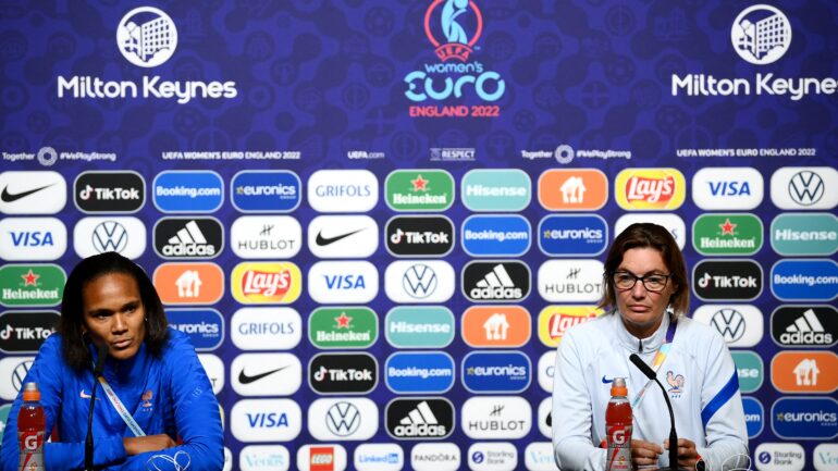 Corinne Diacre et Wendie Renard lors d'une conférence de presse à l'Euro 2022 avec les Bleues