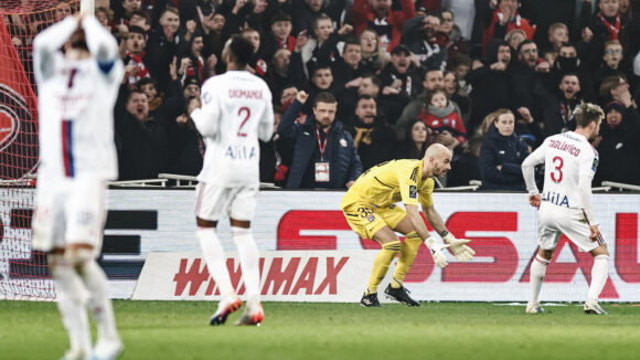 Rémy Riou dans le but lyonnais lors de Lille - OL