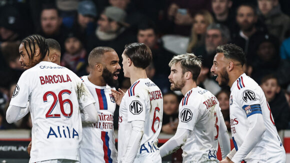 Corentin Tolisso et les joueurs de l'OL fêtant un but d'Alexandre Lacazette contre Lille