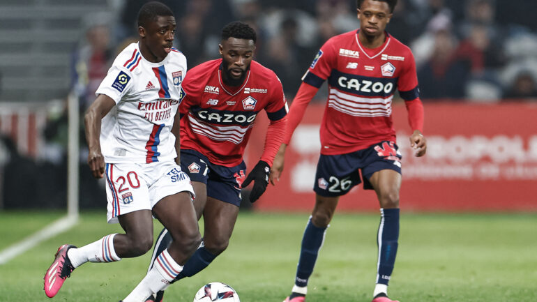 Saël Kumbedi face à Jonathan Bamba lors de Lille - OL