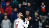 Alexandre Lacazette saluant les supporters lyonnais présents pour Lille - OL