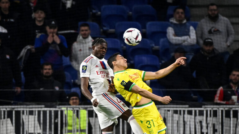 Castello Lukeba (OL) au duel avec Mostafa Mohamed (Nantes)