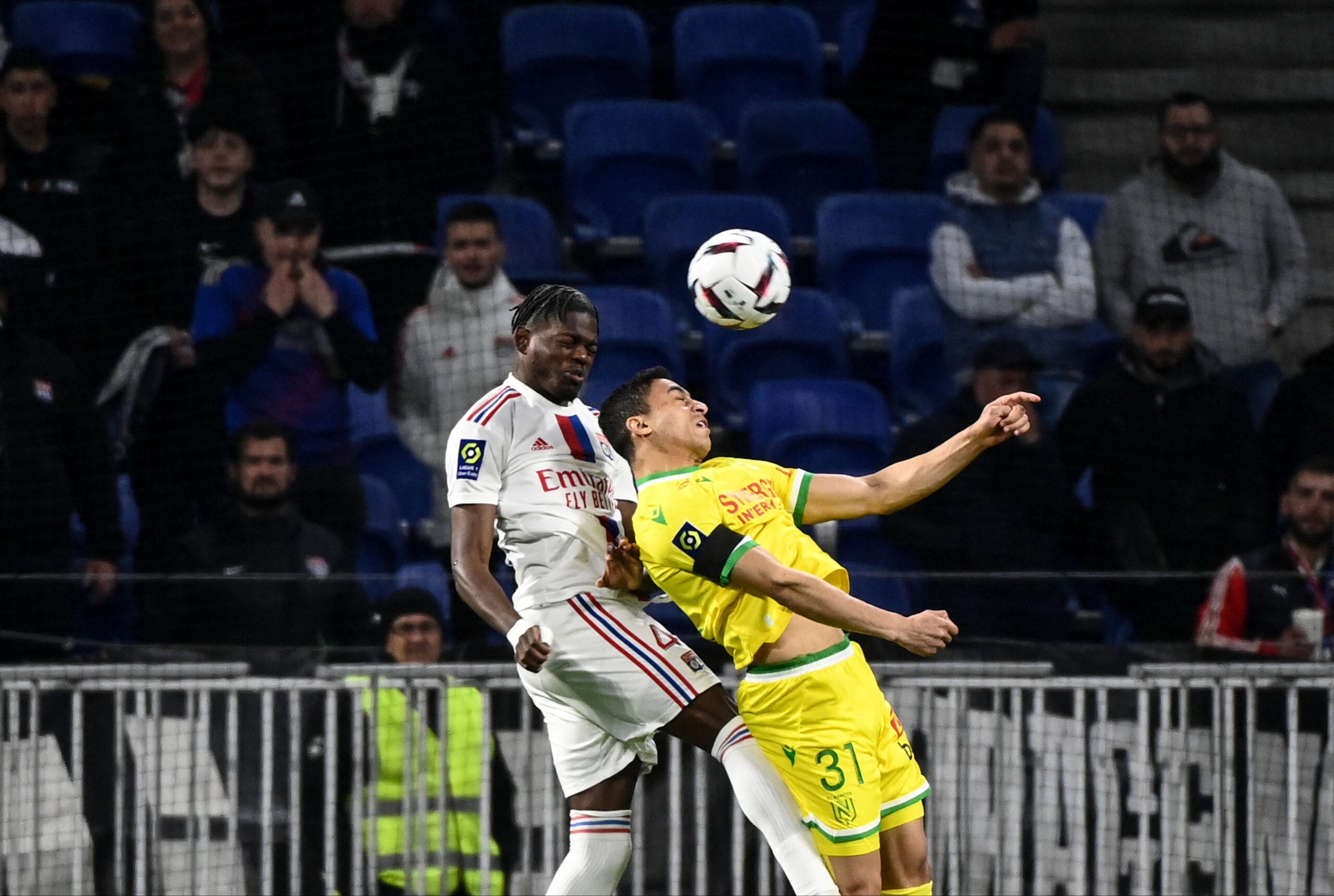 Castello Lukeba (OL) au duel avec Mostafa Mohamed (Nantes)