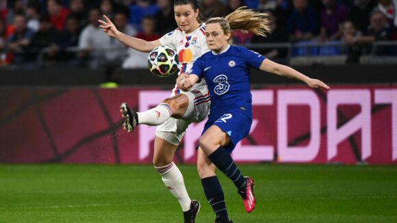 Damaris Egurrola contre Erin Cuthbert lors d'OL - Chelsea