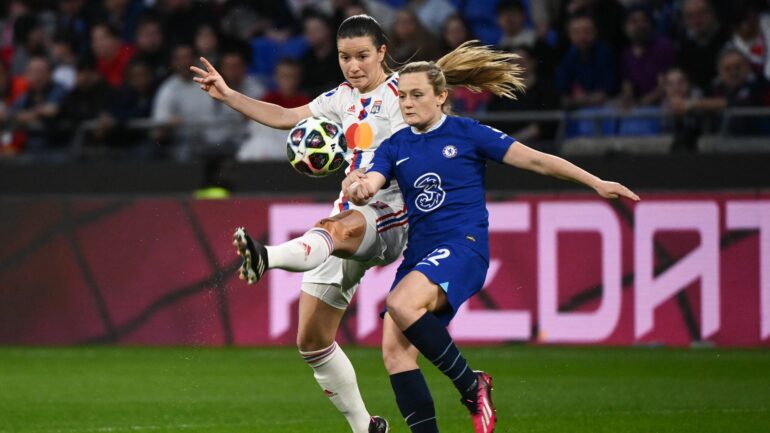 Damaris Egurrola contre Erin Cuthbert lors d'OL - Chelsea