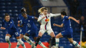 Ada Hegerberg (OL) cernée par la défense de Chelsea