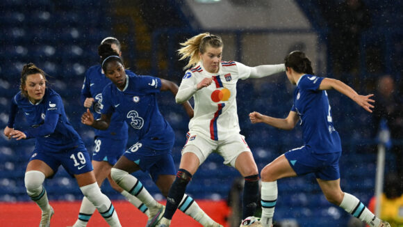 Ada Hegerberg (OL) cernée par la défense de Chelsea