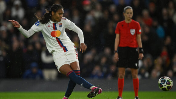 Wendie Renard au moment de son tir au but raté lors de Chelsea - OL