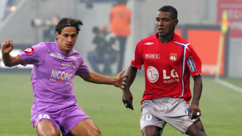 Eric Abidal face à Daniel Moreira lors de Toulouse - OL