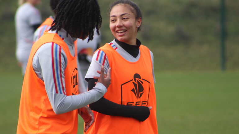 Selma Bacha en discussions avec Melvine Malard à l'entraînement de l'OL