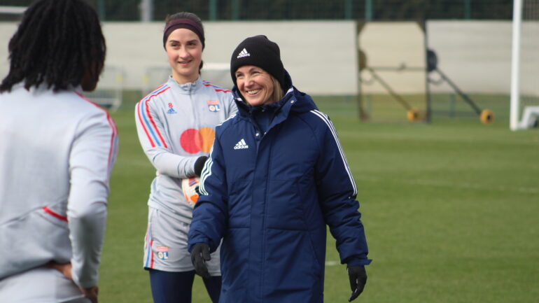 Sonia Bompastor, entraîneure de l'OL, à l'entraînement