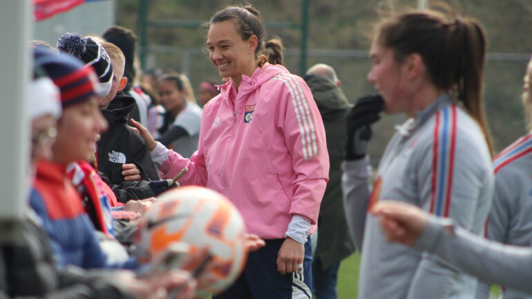 Christiane Endler signe des autographes après l'entraînement de l'OL