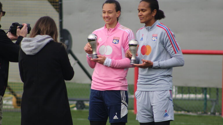 Christiane Endler et Wendie Renard avec leur trophée The Best