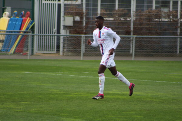 Mamadou Sarr während des Freundschaftsspiels zwischen OL und Aix-les-Bains