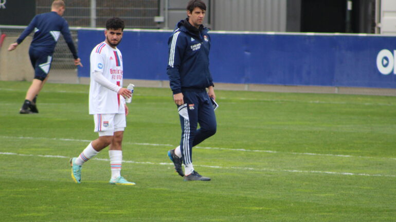 Mohamed El Arouch avec Jérémie Bréchet, adjoint de la réserve de l'OL