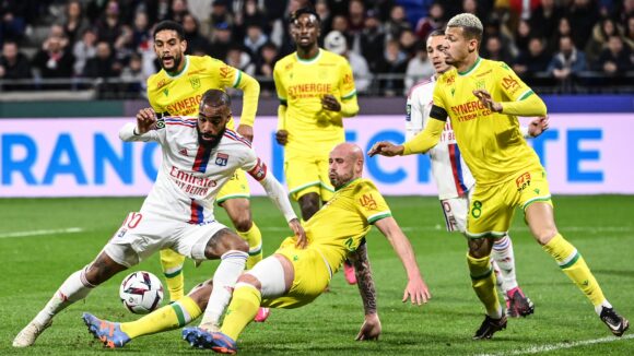 Alexandre Lacazette face à Nicolas Pallois lors d'OL - Nantes