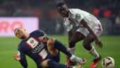 Kylian Mbappé touché après un contact avec Saël Kumbedi lors de PSG - OL