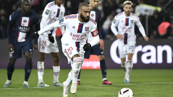 Alexandre Lacazette au moment de tirer son penalty lors de PSG - OL