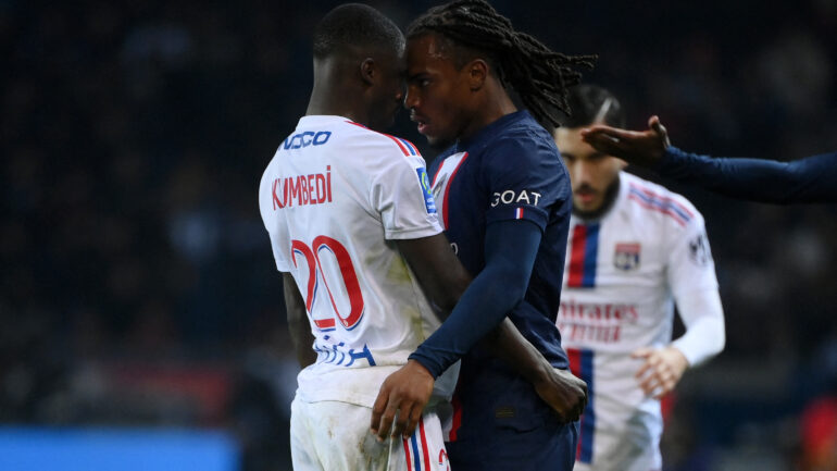 Saël Kumbedi se prenant la tête avec Renato Sanches lors de PSG - OL