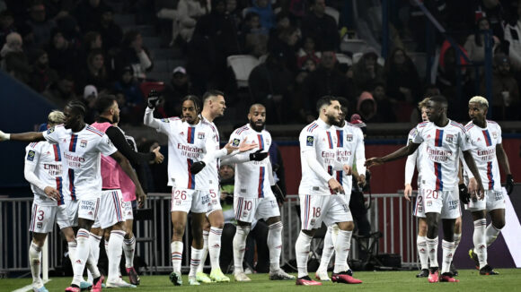 Les joueurs de l'OL célébrant le but de Bradley Barcola contre le PSG