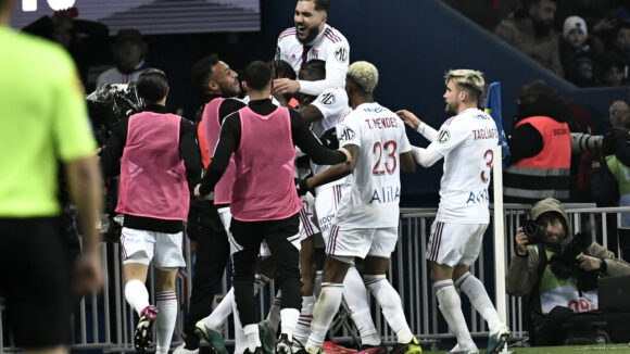 Les joueurs de l'OL célébrant le but de Barcola contre le PSG