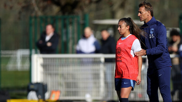Selma Bacha avec Hervé Renard à l'entraînement de l'équipe de France féminine