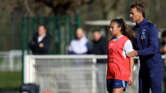 Selma Bacha avec Hervé Renard à l'entraînement de l'équipe de France féminine