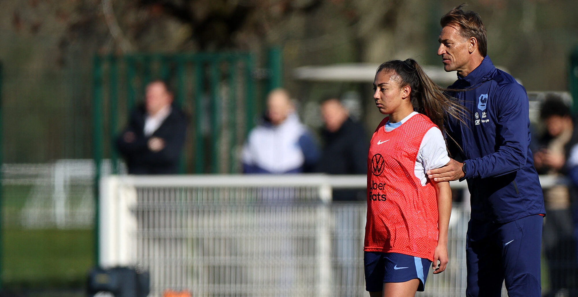 Selma Bacha avec Hervé Renard à l'entraînement de l'équipe de France féminine