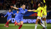 Eugénie Le Sommer célébrant l'un des ses buts lors de France - Colombie