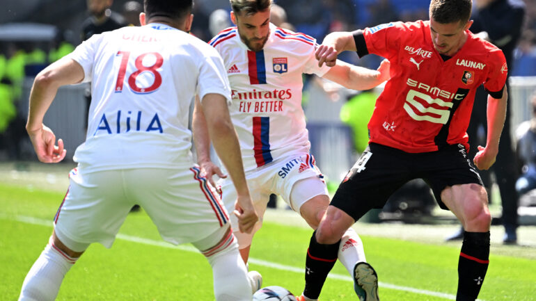 Nicolas Tagliafico au duel avec Benjamin Bourigeaud lors d'OL - Rennes