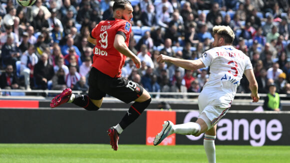 Amine Gouiri face à Nicolas Tagliafico lors d'OL - Rennes