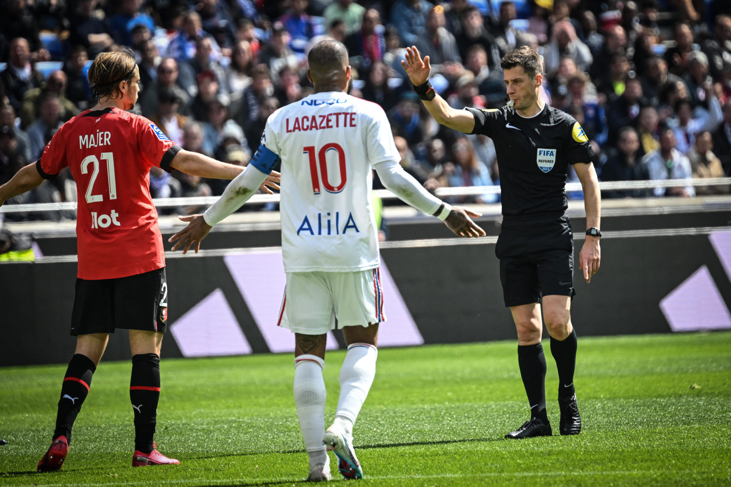 Benoit Bastien devant Lovro Majer et Alexandre Lacazette lors d'OL - Rennes