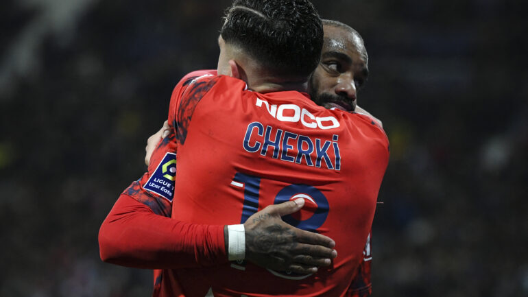 Alexandre Lacazette célébrant son but avec Rayan Cherki lors de Toulouse - OL