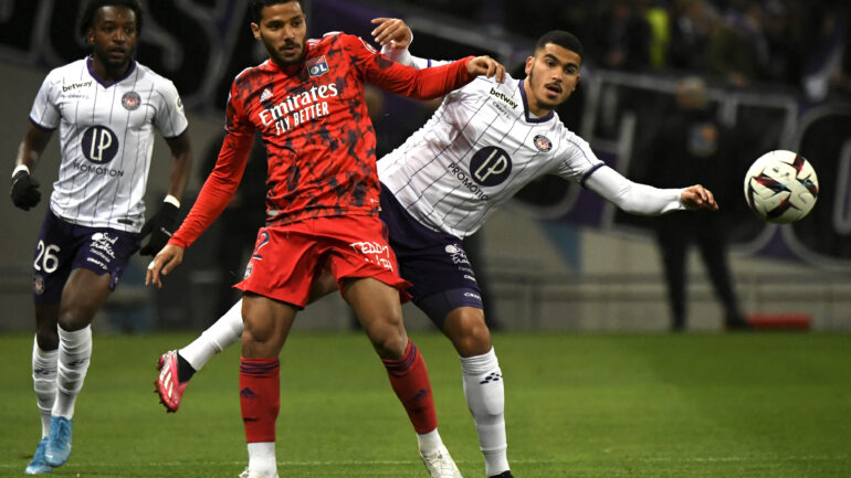 Henrique face à Zakaria Aboukhlal lors de Toulouse - OL