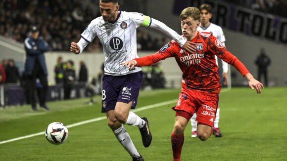 Branco van de Boomen face à Johann Lepenant pendant le match Toulouse - OL