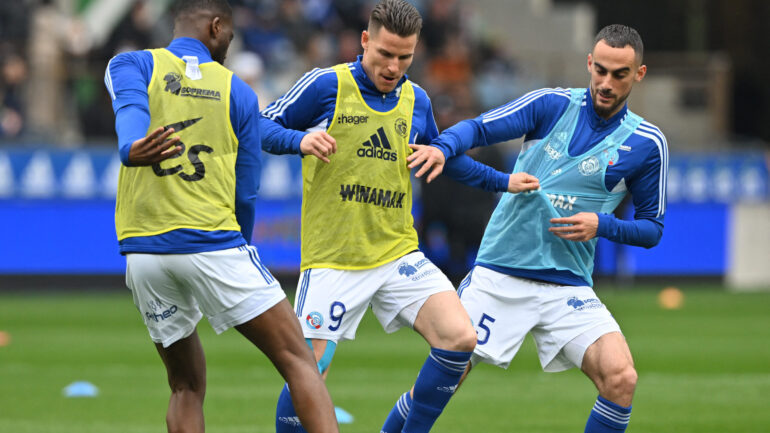 Lucas Perrin avec Kevin Gameiro lors d'un échauffement de Strasbourg