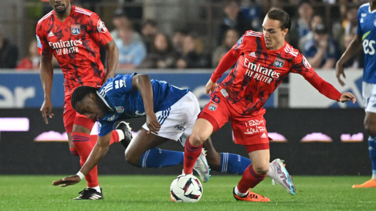 Maxence Caqueret au duel lors de Strasbourg - OL