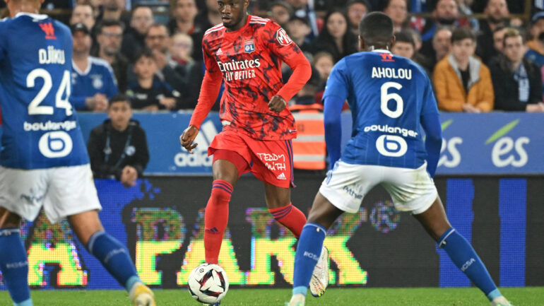 Sinaly Diomandé face à Jean-Eudes Aholou lors de Strasbourg - OL