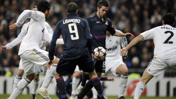 Miralem Pjanic (OL) au milieu des joueurs du Real Madrid en mars 2010