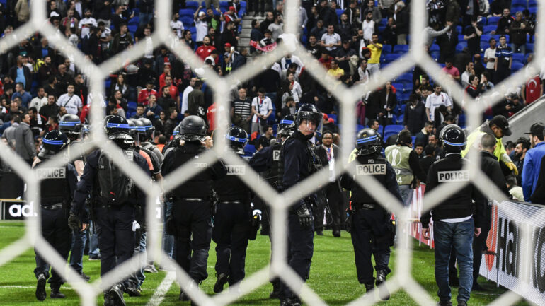 La police française lors des affrontements entre supporters de l'OL et de Besiktas