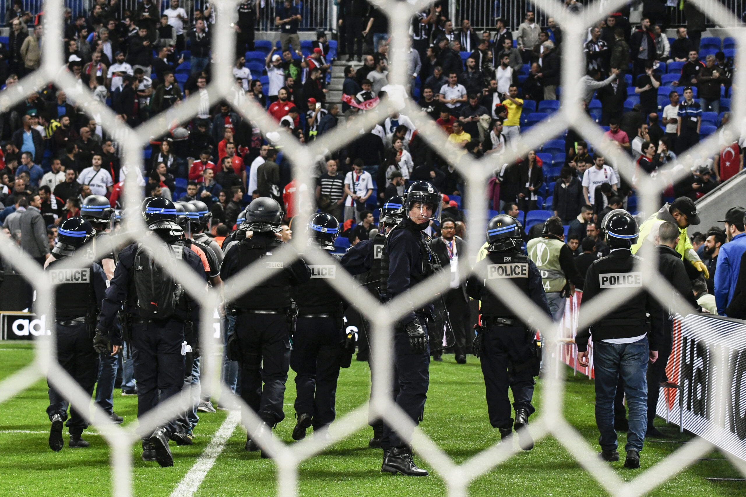 La police française lors des affrontements entre supporters de l'OL et de Besiktas