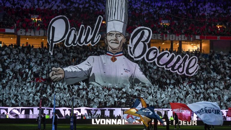 Les supporters lyonnais ont rendu un vibrant hommage à Paul Bocuse lors du choc OL-OM
