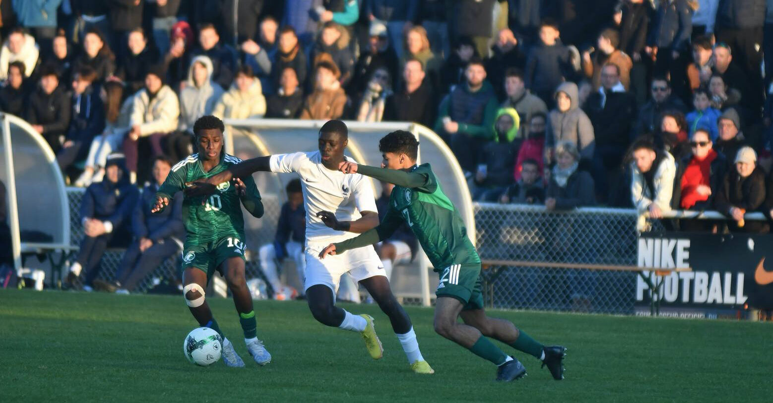 Enzo Molebe (OL) avec l'équipe de France U16 au tournoi de Montaigu