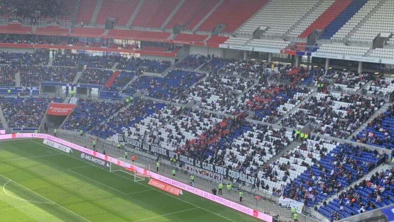 Le virage sud avec les Lyon 1950 et une banderole