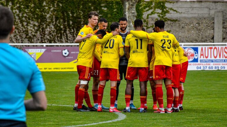 Les joueurs de l'AS Saint-Priest avant le match contre Thonon