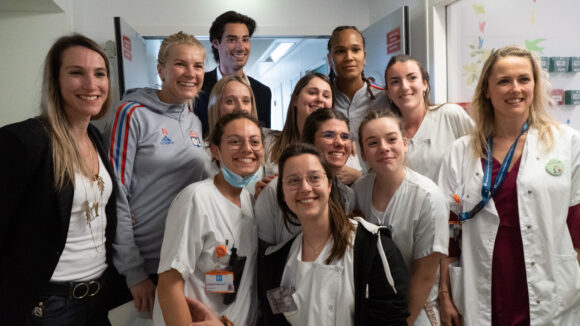 Wendie Renard et Ada Hegerberg en visite à l'hôpital Femme Mère Enfant