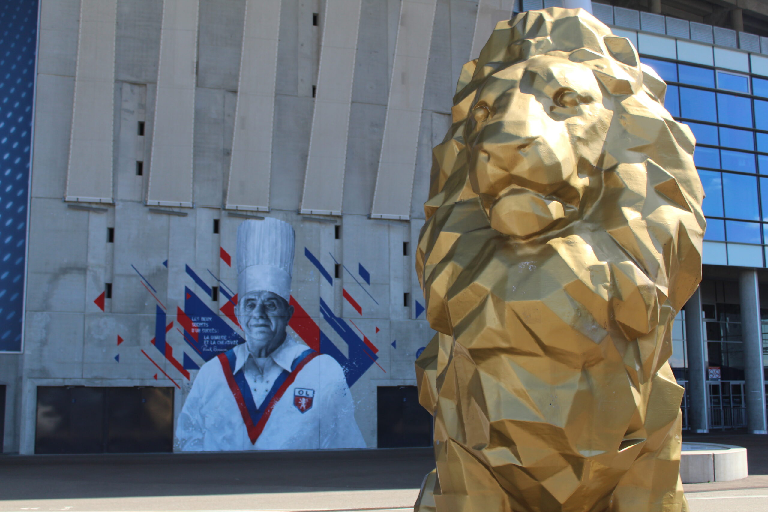La fresque représentant Paul Bocuse sur l'un des murs du Parc OL
