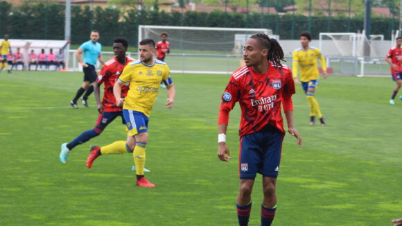 Breyton Fougeu durante un partido amistoso entre las reservas de OL y Gueugnon